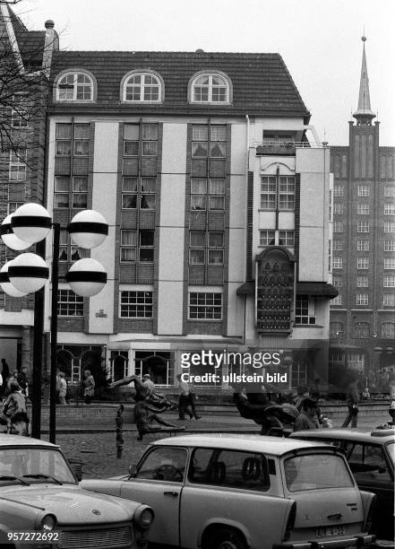 Rostock / 1986 / Fuenf-Giebel-Haus am Rostocker Uni-Platz / Cafe "Meerschaum" ist fuer Gaeste aus nah und fern zum beliebten Treffpunkt geworden. 32...