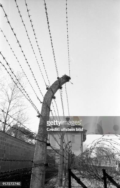 Stacheldraht-Umzäunung in der "Nationalen Mahn- und Gedenkstätte Sachsenhausen" auf dem Gelände des ehemaligen Konzentrationslagers Sachsenhausen bei...