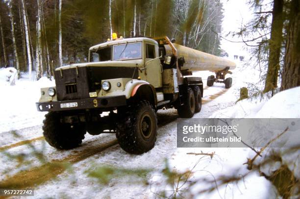 Schwere LKW transportieren 1986 in der Sowjetunion im Gebiet Perm im Ural die Rohre auf der Baustelle der Erdgastrasse aus Russland nach Westeuropa....