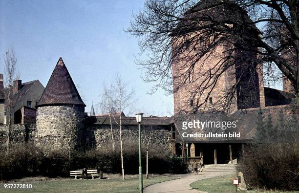 Blick aus dem Külzpark zum Steintor mit der Stadtmauer in Bernau, aufgenommen 1965. Seit 1882 werden im Steintor als Teil vom Heimatmuseum die...