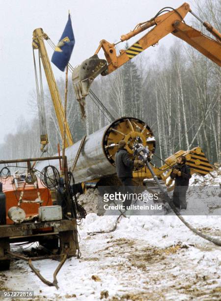 Gasrohre werden 1986 in der Sowjetunion im Gebiet Perm im Ural auf der Baustelle der Erdgastrasse aus Russland nach Westeuropa verlegt. Die...