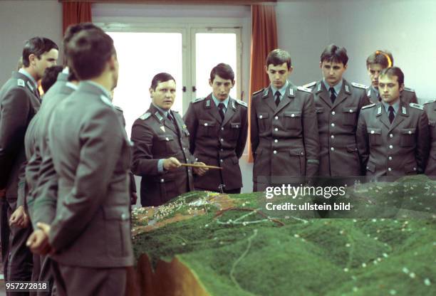 Ausbildung von Offizieren an einer Geländedarstellng an der Offiziershochschule der Grenztruppen der DDR "Rosa Luxemburg" in Suhl, undatiertes Foto...