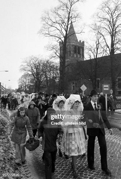 Junge Paare feiern bei kaltem Winterwetter die niedersorbische Fastnacht, genannt Zapust, am im Spreewaldort Werben . Höhepunkt des früher eine ganze...