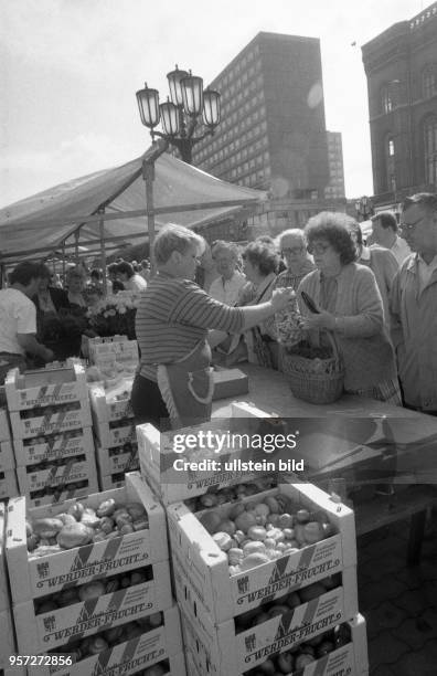 Erstmals findet vor dem Roten Rathaus in Ostberlin ein Wochenmarkt statt - er soll einheimische Erzeuger, hier der Verkauf von Gemüse der...