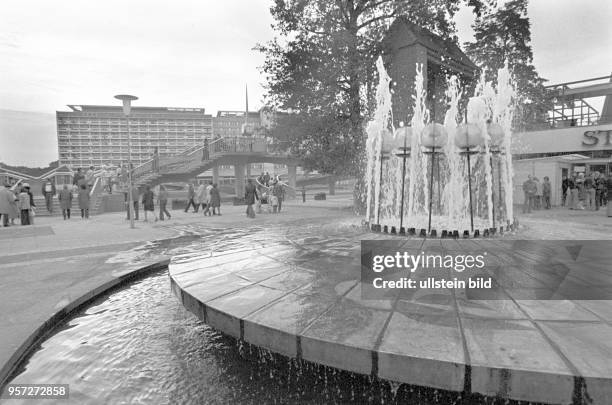 Blick über den Stadt- oder Krebsbrunnen am Stadttot von Cottbus, im HIntergrund die neue Stadtbrücke für Fußgänger, aufgenommen am , dem Tag der...