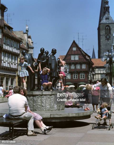 Kinder spielen am Denkmal der Münzenberger Musikanten auf dem Marktplatz von Quedlinburg, aufgenommen 1985. Die Figurengruppe wurde 1976 von dem...