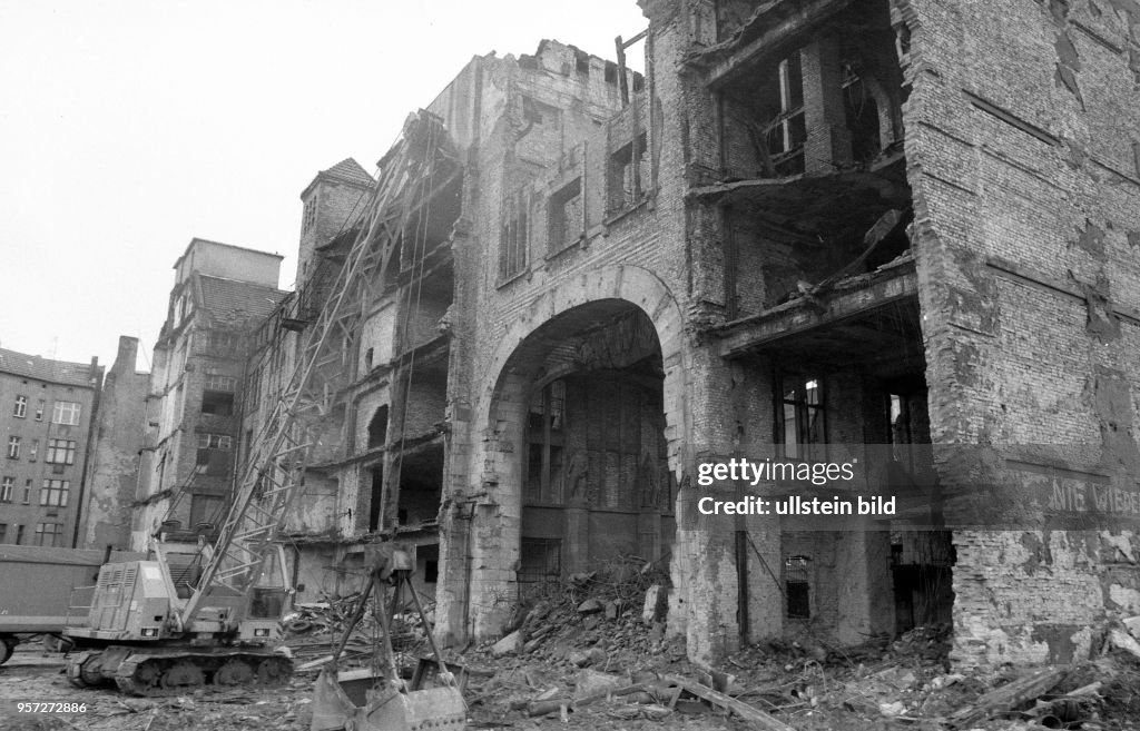 DDR - Tachelesruine in Ostberlin