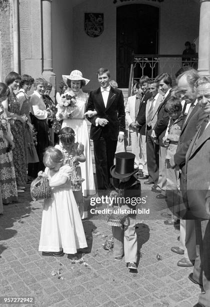 Hochzeit in Mansfeld im Kupferbergbau-Gebiet Mansfelder Land, aufgenommen am . Blumenkinder streuen Blumen auf den Weg, über den das Brautpaar nach...