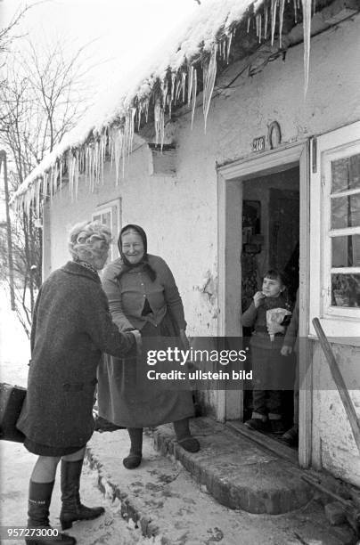 Frau Doktor kommt bei Schnee und Eis zu einem Hausbesuch einer Patientin im Spreewald-Dorf Burg, undatiertes Foto von 1970.