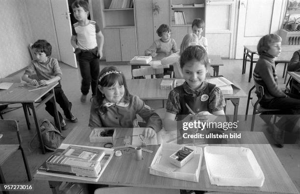 Kinder haben, bei der Montage eines Modells aus Teilen aus einem Metallbaukasten, offensichtlich richtig Spaß, aufgenommen 1984.