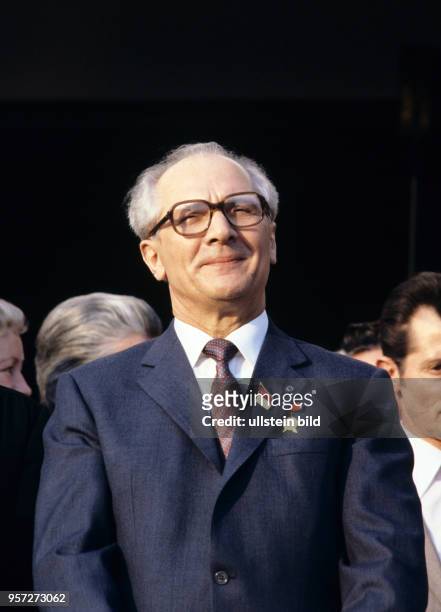 Erich Honecker wird auf dem X. Parteitag der SED im April 1981 von 2700 Delegierten einstimmig als Generalsekretär des ZK der SED bestätigt.