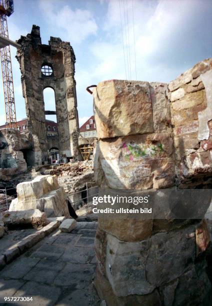 Blick auf die von Schutt und Steinen beräumte Ruine der Frauenkirche in Dresden während der Sicherungsarbeiten, aufgenommen am . Auch die...