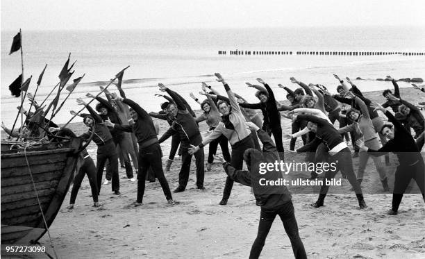Kurpatienten bei gymnastischen Übungen am winterlichen Ostseestrand des Seebades Zingst, aufgenommen am . In Zingst erholen sich während der...