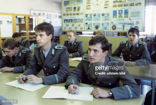 Ausbildung von Offizieren an der Offiziershochschule der Grenztruppen der DDR "Rosa Luxemburg" in Suhl, undatiertes Foto vom Oktober 1984.
