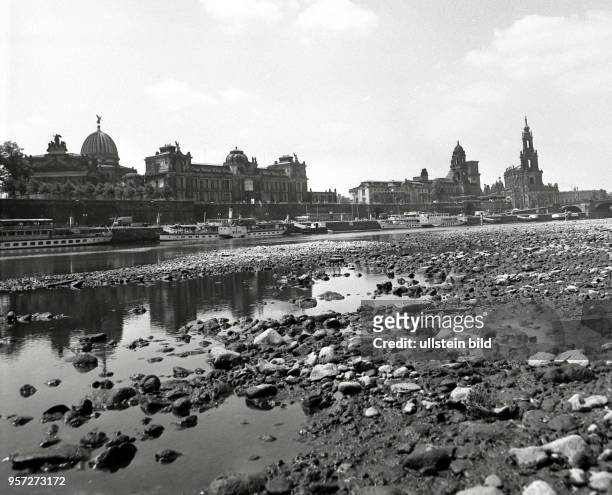 Niedrigwasser der Elbe verhindert in Dresden im Juni 1976 die Schifffahrt. Die Weiße Flotte kann nicht mit den Dampfschiffen in Richtung Sächsische...