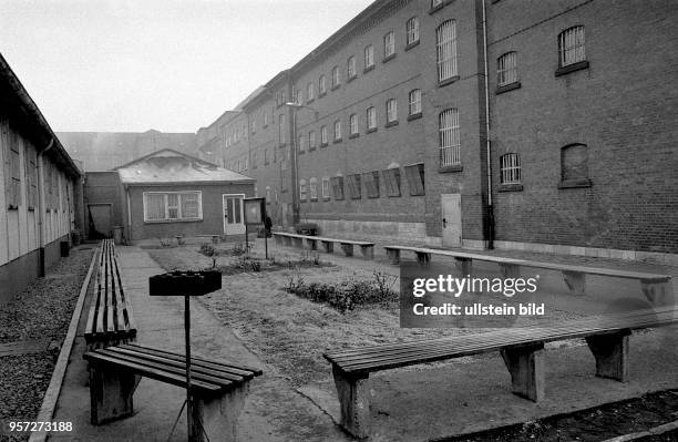 Blick auf den Innenhof im "Jugendhaus" Ichtershausen im Bezirk Erfurt im Dezember 1989. Seit 1953 waren in dem ehemaligen Gefängnis männliche...