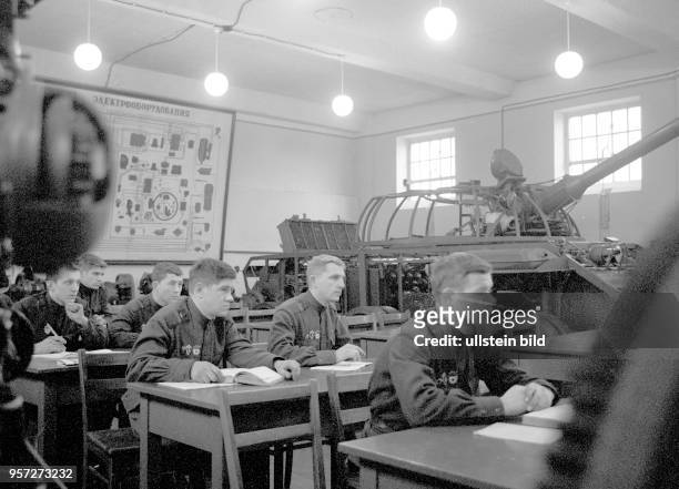Soldaten einer Panzereinheit der Gruppe der Sowjetischen Streitkräfte in Deutschland bei einer theoretischen Ausbildung in einem Schulungsraum ihrer...
