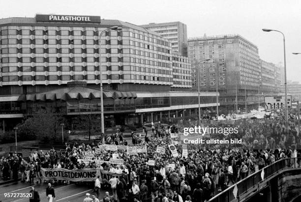 Hundertausende demonstrieren am auf den Straßen um den Alexanderplatz in Berlin-Mitte für Veränderungen in der DDR. Hier zieht der Demonstrationszug...