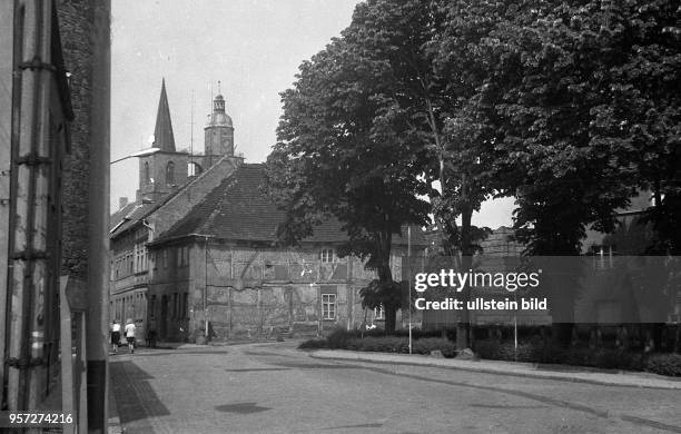 Alte Bäume, alte Fassaden - die Altstadt von Jüterbog, undatiertes Foto aus den 1960er Jahren.