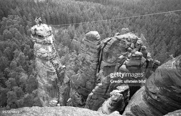 Die Barbarine am Pfaffenstein bei Königstein ist einer der bekanntesten Felsen der Sächsischen Schweiz. Im Sommer 1979 wagten sich Experten an die...