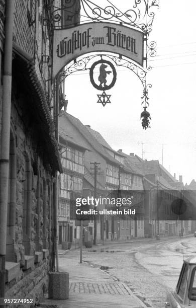 Die kleine thüringische Stadt Wasungen galt als Karnevalshochburg in der DDR, bei Regen jedoch sind die Straßen leer und wirken grau und trist,...