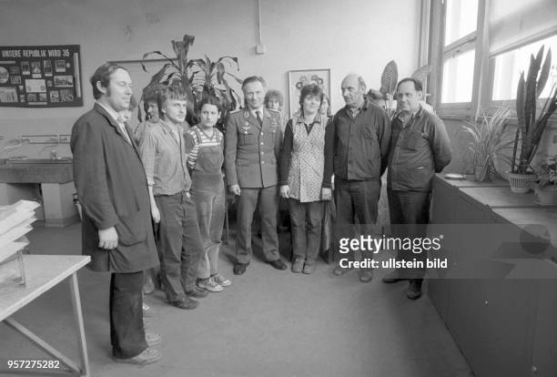 Prominenter Besuch: Kosmonaut Sigmund Jähn besucht die Arbeiterinnen und Arbeiter des zum Mansfeld Kombinat gehörenden Betriebsteils "Bohrmaschine",...