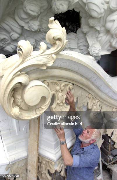 Der Dresdner Bildhauer Vinzenz Wanitschke in seinem Atelier in Hosterwitz, aufgenommen 2003 bei Arbeiten in der Dresdner Frauenkirche. Wanitscke...