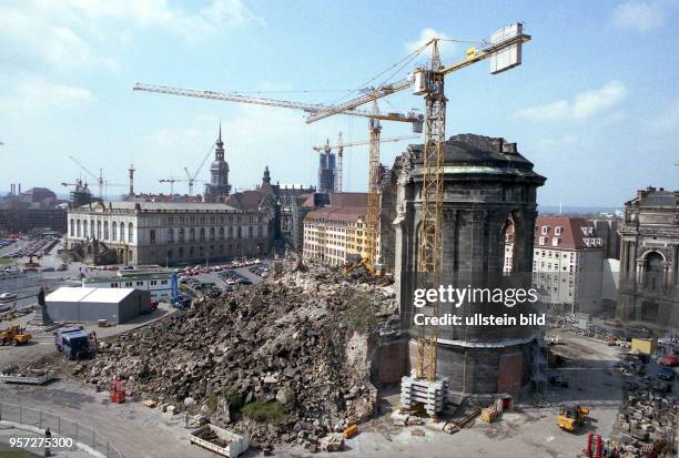 Noch liegen Trümmerberge an der Ruine der Frauenkirche in Dresden, doch die Sicherungsarbeiten haben bereits begonnen, aufgenommen am . Der Bauschutt...