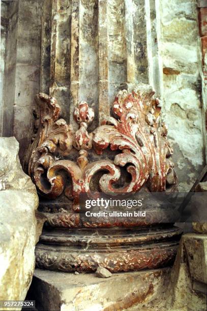 Blick auf eine geborgene Altarsäule in der Ruine der Frauenkirche in Dresden, aufgenommen am . Experten diagnostizierten jeden Stein, um ihn zu...