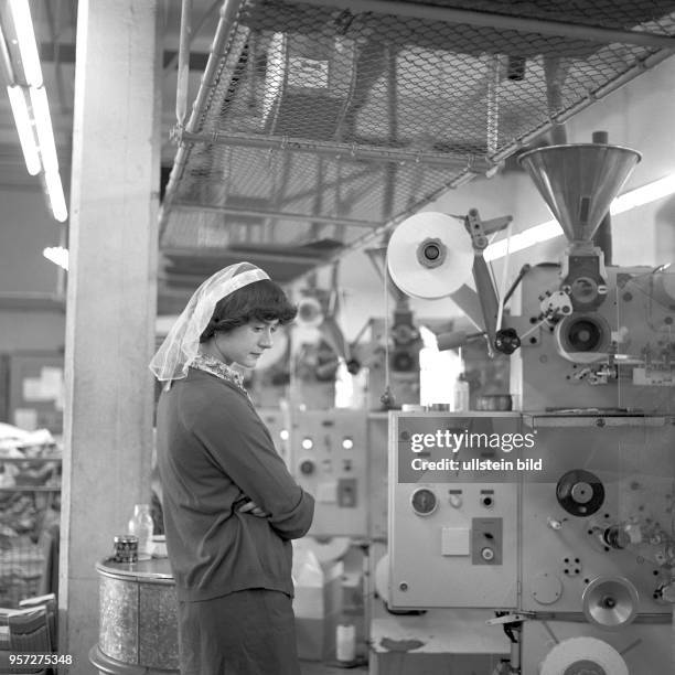 Eine Frau überwacht eine Produktionsanlage im VEB Kaffee und Tee Radebeul, undatiertes Foto von 1979.