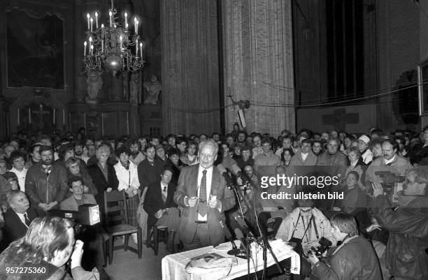 Rostock / Wendezeit / November 89 / Altbundeskanzler und SPD-Ehrenvorsitzender Willy Brandt spricht in der Marienkirche in Rostock zu hunderten...