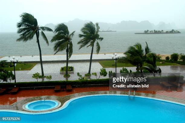 Monsunregen auf der Insel Tuan Chau in der Halong-Bucht, aufgenommen im Oktober 2008. Die am Südchinesischen Meer im Norden von Vietnam gelegene...