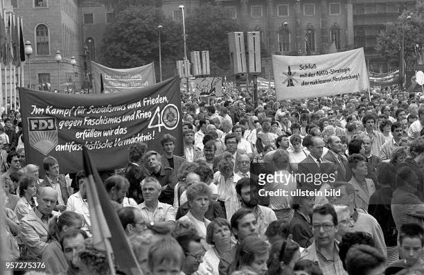 Teilnehmer einer Kundgebung am Bebelplatz in Berlin für die Opfer des Faschismus tragen Transparente mit Parolen zur Friedenssicherung und zur...