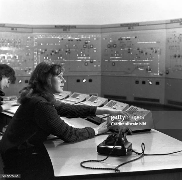 Frauen bei der Arbeit in der Zentralen Schaltwarte in der Brikettfabrik Mitte des Kombinat Schwarze Pumpe , undatiertes Foto vom Januar 1966....