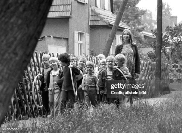 Eine Gruppe von Kindergartenkindern in der Gemeinde Lehnin im damaligen Bezirk Potsdam ist mit der Erzieherin auf dem Weg zum Spielplatz. Aufgenommen...