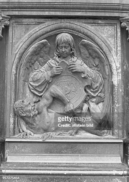 Relief am Sockel des 1883 enthüllten Lutherdenkmals auf dem Marktplatz in der Lutherstadt Eisleben, aufgenommen im Oktober 1981. Die Reliefs zeigen...