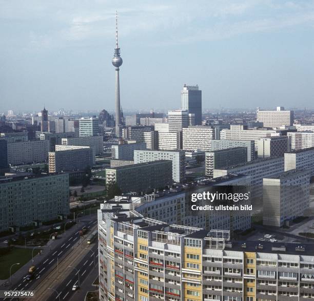 Blick von einem Hochhaus am Leninplatz in Berlin-Friedrichshain über die Anfang der 1970er Jahre entstandenen Neubauten im Zentrum von Berlin bis zum...