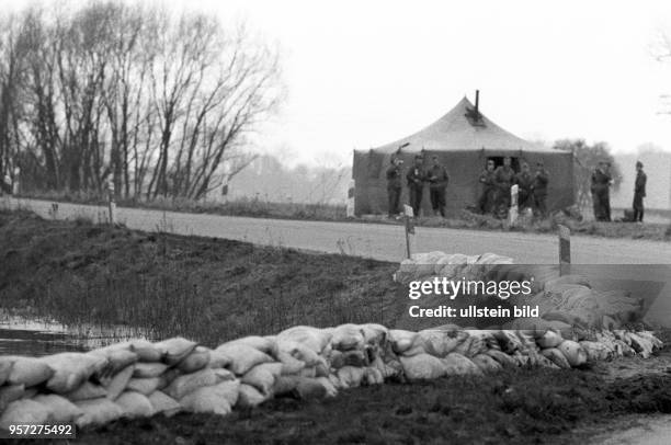 Hochwasser im Frühjahr 1988. Einsatzkräfte der Nationalen Volksarmee kontrollieren die Sicherheit der Deiche im Kreis Osterburg. Insgesamt sind 1.600...