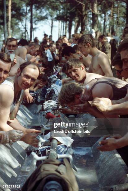 Soldaten beim Waschen im Feldlager im Rahmen des Großmanöver Waffenbrüderschaft 80, einer Übung der Streitkräfte des Warschauer Pakts im September...