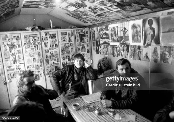 Arbeiter sitzen 1986 in der Sowjetunion im Gebiet Perm im Ural in einem Pausenraum auf der Baustelle der Erdgastrasse aus Russland nach Westeuropa....