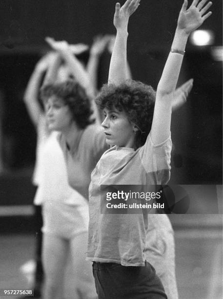 Frauen bei der Pop-Gymnastik im Sport- und Erholungszentrum an der Leninallee in Berlin, aufgenommen 1987. Das SEZ war ein beliebter Ort für diverse...