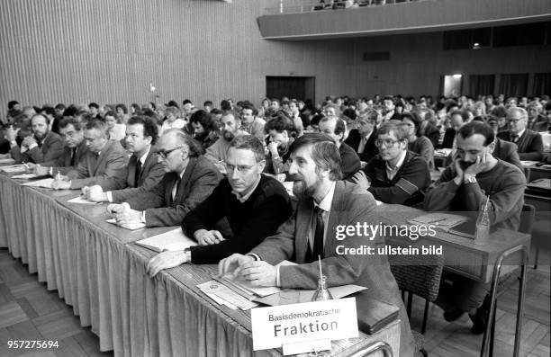 Am 25.1.1990 sitzt die Basisdemokratische Fraktion in der Stadtverordnetenversammlung von Dresden in der ersten Reihe. Die BDF etablierte sich aus...