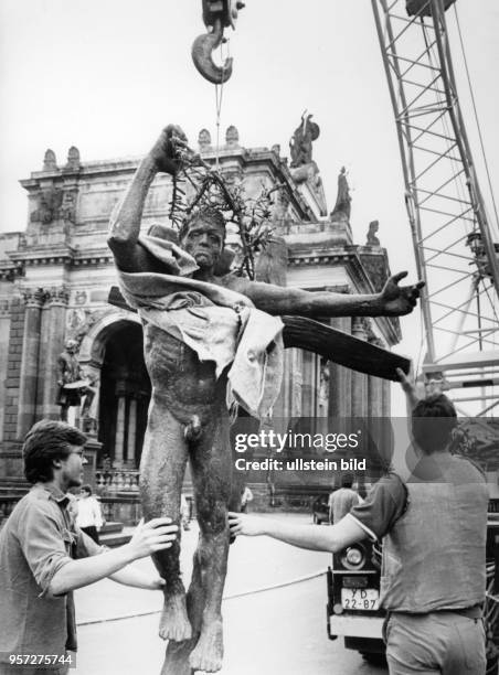 Vor dem Albertinum in Dresden wird am die Plastik "Auferstehender" des Bildhauers Fritz Cremer abgeladen, die auf der X. Kunstausstellung zu sehen...