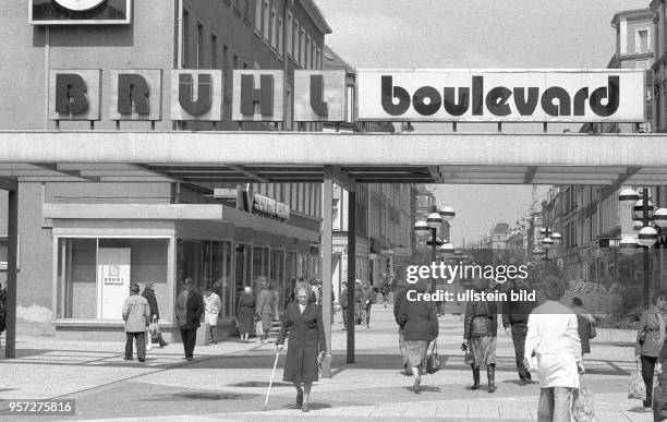 Passanten schlendern entlang des Brühl Boulevard in Karl-Marx-Stadt, aufgenommen 1985. Die in den 70er Jahren geschaffene Fußgängerzone ersetzte das...