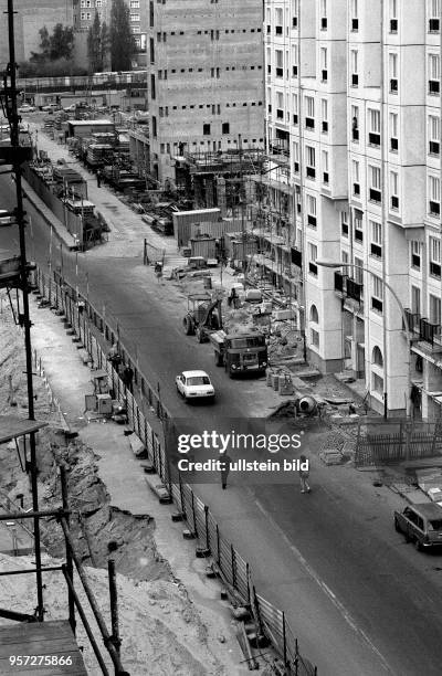 Noch beginnend in den letzten Jahren der DDR werden von 1988 bis 1996 entlang der Friedrichstraße mehrere große Geschäftsneubauten errichtet, hier...