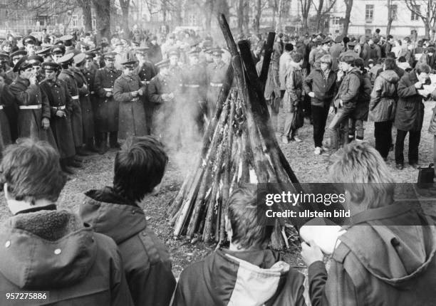 Russische Soldaten haben Schüler während der traditionellen "Woche der Waffenbrüderschaft" zum Kesselgulasch und Lagerfeuer eingeladen, aufgenommen...