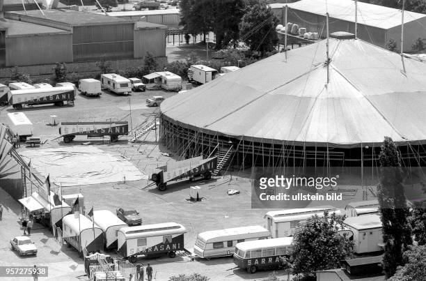 Das Zelt des Circus Sarrasani wird im Mai 1990 am Fucikplatz in Dresden aufgebaut. Nachdem das Ende 1912 eingeweihte "Circus-Theater der 5000" den...