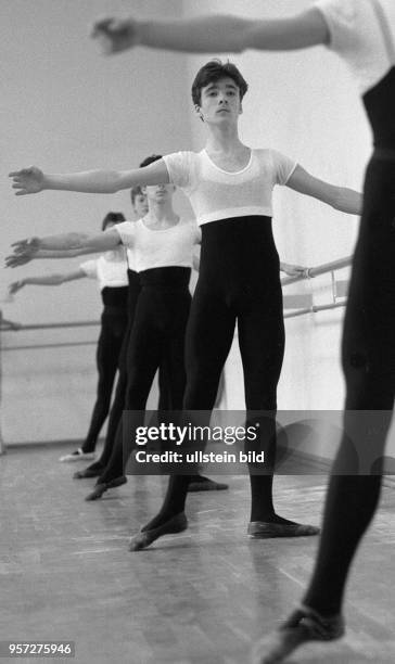 Schüler der Palucca Schule Dresden üben Ballettposen an der Stange, aufgenommen 1989. Die Tanzschule wurde 1925 von der deutschen Tänzerin und...