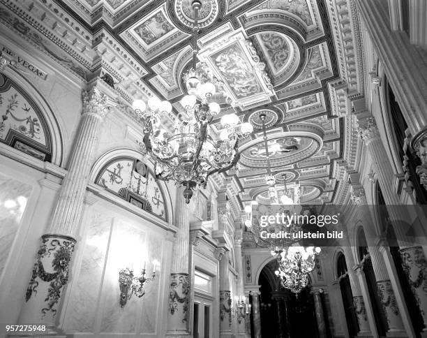 Blick in das Rundfoyer der wiederaufgebauten Semperoper am Theaterplatz in Dresden, die am 13. Februar 1945 zerstört worden war, aufgenommen vor der...