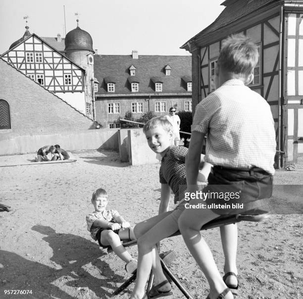 Die Kinder der Schweriner Familie Bockisch auf einem Spielplatz im FDGB-Ferienheim auf Schloss Stolberg im Harz, aufgenommen im Juni 1972. Die...